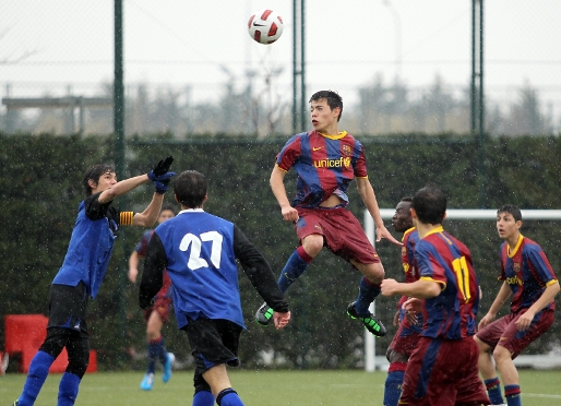 El Cadet A s'ha desfet, sota la pluja, del Jnior en un dels pocs partits d'aquest dissabte que no s'han ajornat. Fotos: Miguel Ruiz/FCB