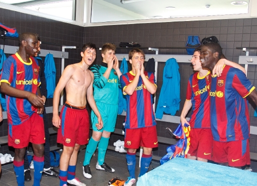Els nois del Cadet A van celebrar el ttol de LLiga als vestidors de la Ciutat Esportiva. Fotos: Germn Parga i Severino Fernndez.