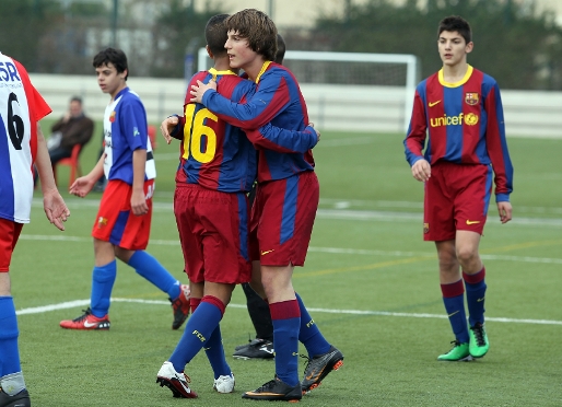 Sergi Canós celebra uno de los tres goles que marcó con el Infantil A. Fotos: Miguel Ruiz (FCB) / Severino Fernández Sainz / archivo FCB.