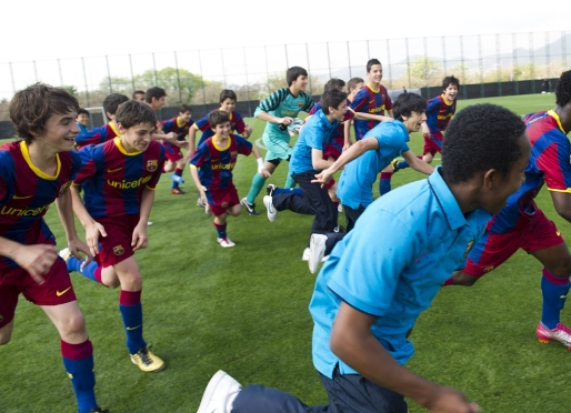 El Infantil A del Bara celebr una nueva liga para la cantera. Fotos:lex Caparrs/FCB y Severino Fernndez.