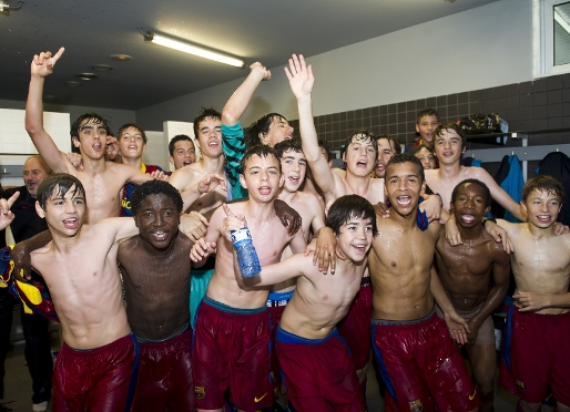 Els nois de l'Infantil A han celebrat el ttol de Lliga amb eufria. Fotos: lex Caparrs (FCB)