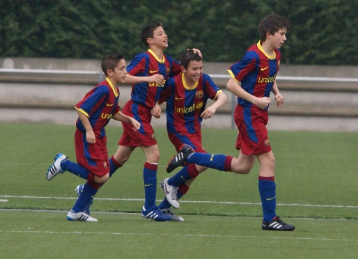 Els jugadors de l'Infantil B celebren un gol en l'ltim partit davant el Bellvitge. Fotos: Severino Fernndez