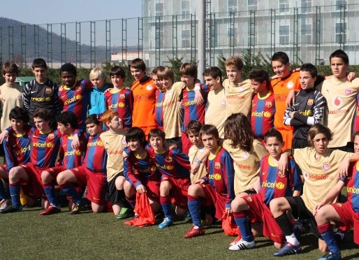 Foto de famlia despus del amistoso entre el Infantil B y el FC corfu. Fotos: Severino Fernndez i Arxiu FCB