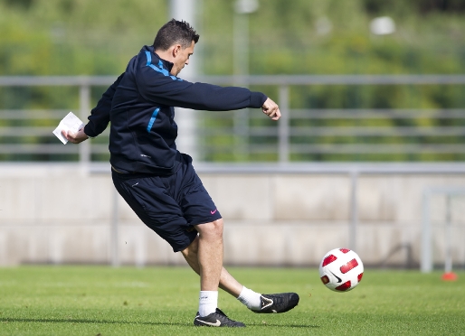 scar Garca se inventa una 'rabona' en l'ltimp entrenamiento del Juvenil A antes de viajar a La Corua. Fotos:lex Caparrs y Archivo FCB