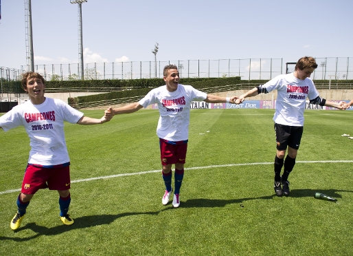 Els jugadors del Juvenil B van celebrar la Lliga d'una manera similar al primer equip. Fotos: lex Caparrs, Miguel Ruiz / FCB i Severino Fernndez.