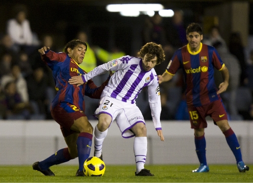 Dos Santos, luchando un baln durante el partido de la primera vuelta. Foto: Archivo FCB