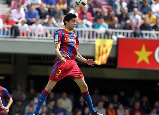Marc Bartra salta en una acci del Bara b-Betis del passat diumenge. Fotos: Miguel Ruiz/FCB