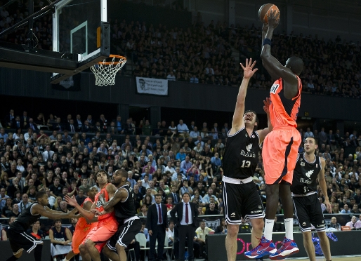 Ndong, en un accin del ltimo partido de la final ACB, disputado en el Bilbao Arena. Foto:Archivo-FCB