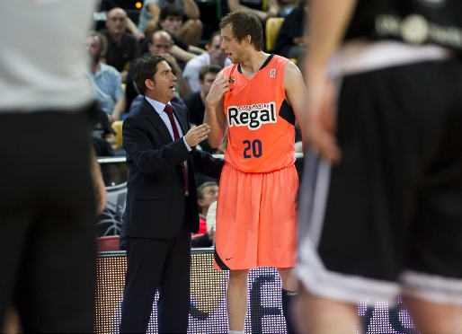 Xavi Pascual dando instrucciones a Ingles. Fotos: lex Caparrs - FCB.