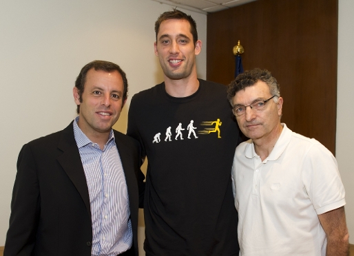 Eidson, con Creus y el presidente Rosell. (Fotos: lex Caparrs - FCB y www.euroleague.net)