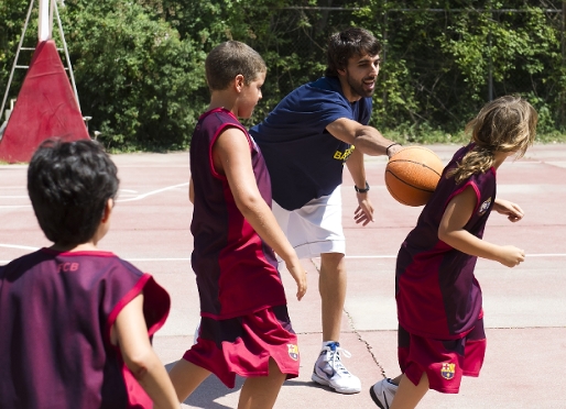 Sada juega con los participantes en el Campus. (Fotos: lex Caparrs - FCB)