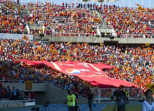 L'afici de la USAP amb les senyeres a l'estadi Olmpic. Foto: lex Caparrs-FCB