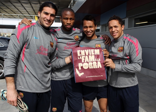 Alguns del membres del primer equip amb la bossa de recollida de la campanya. Foto: Miguel Ruiz / FCB