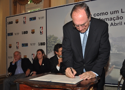 El directivo del FC Barcelona Ramon Pont firmando la alianza entre la Fundacin y el BIC ayer en Brasil. Foto: FCB
