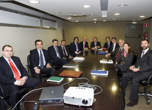 Sandro Rosell, Jordi Cardoner y Toni Freixa con los integrantes de la Comisin para la Reforma de los Estatutos. Foto: Alex Caparrs.