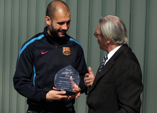 Guardiola, rebent el guard de mans de Guillem Carles, director de Sordpress. Foto: Miguel Ruiz / FCB