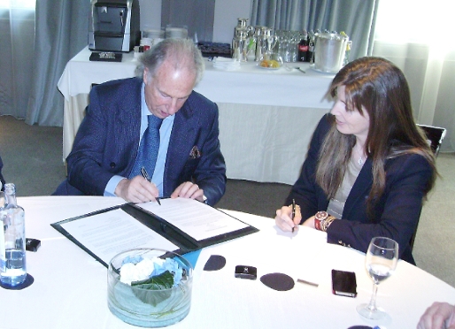 La directiva Susana Monje con Antonio Moura, de Children United, en el momento de la firma del acuerdo.