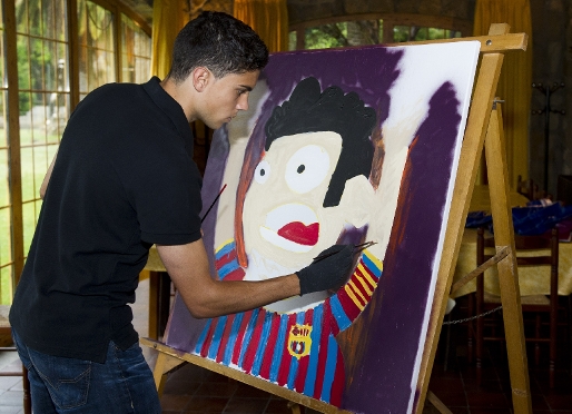 Bartra, durante el proceso de pintura del cuadro. Foto: lex Caparrs / FCB