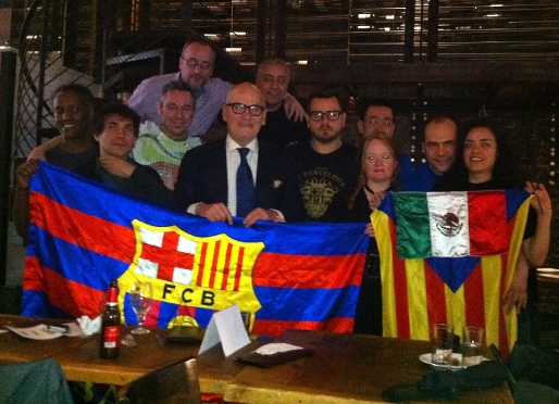 El vicepresidente con los miembros de la Pea que vivieron el Bara-Deportivo en Nueva York.