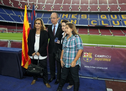 El vicepresidente Jordi Cardoner com algunas socias que recibieron insignia el pasado octubre. Foto: Miguel Ruiz.