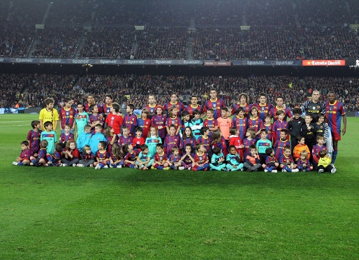 Los jugadores del Bara, rodeados de nios antes de un partido. Foto: Archivo FCB.