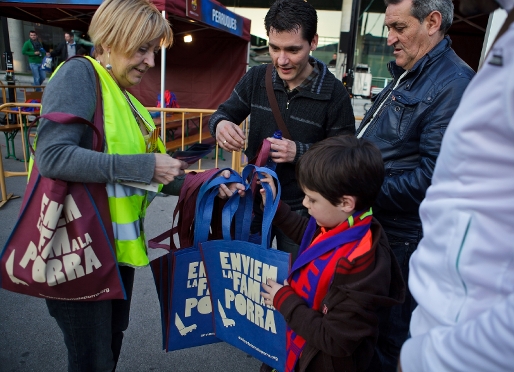 Els aficionats blaugrana recollint les bosses solidries ahir al Camp Nou. Foto: German Parga