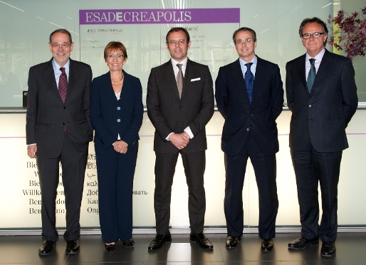 De izquierda a derecha: Javier Solana, presidente de ESADE Geo; Eugenia Bieto, directora general de ESADE; Sandro Rosell, presidente del FCB, Javier Faus, vicepresidente del FCB; Marcel Planellas, secretario general de ESADE. Fotos: ESADE