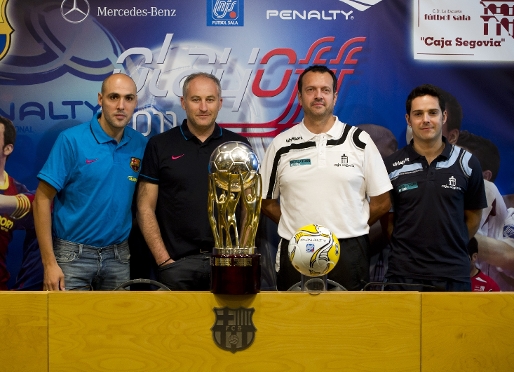 Los cuatro protagonistas de la final de la Liga, posando con el trofeo de campen. Fotos: lex Caparrs - FCB.