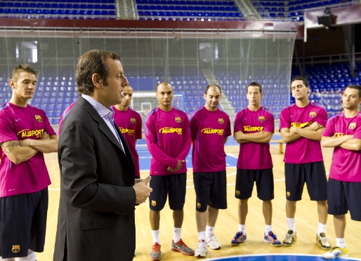 Rosell hablando con tcnicos y jugadores del Bara Alusport. Fotos: lex Caparrs - FCB.