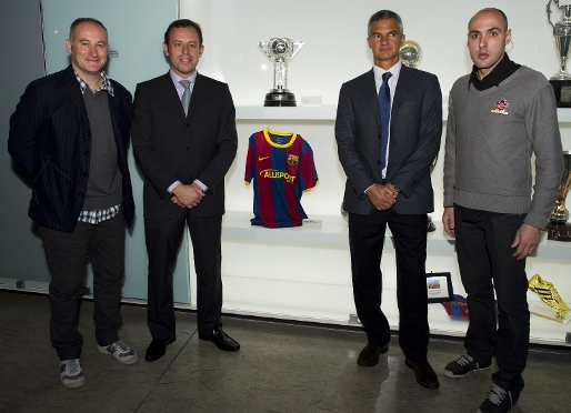 De izquierda a derecha, el entrenador del equipo Marc Carmona, el presidente Sandro Rosell, el directivo Javier Bordas y el capitn Javi Rodrguez. Foto: lex Caparrs - FCB.