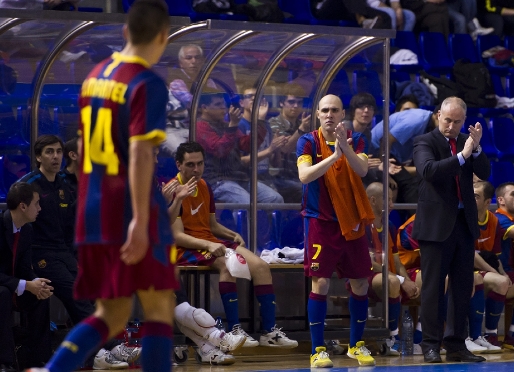 Carmona y Javi Rodrguez aplauden una accin del joven ric Martel. Fotos: lex Caparrs - FCB.