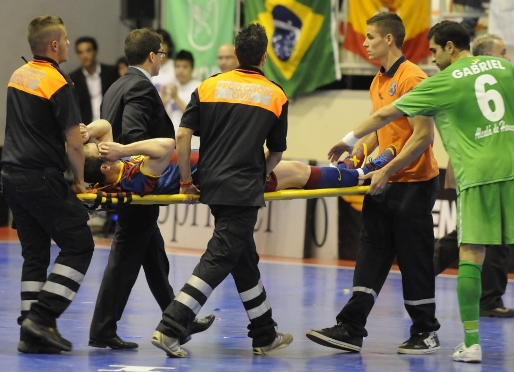 Wilde, en el moment de ser retirat en llitera. Foto: Ernesto Aradilla.