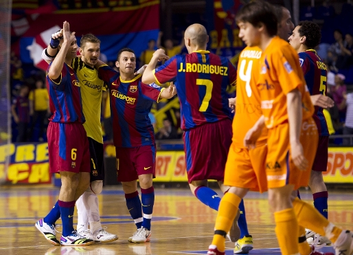 Los jugadores del Bara Alusport celebran uno de los goles ante Benicarl. Foto: lex Caparrs - FCB.