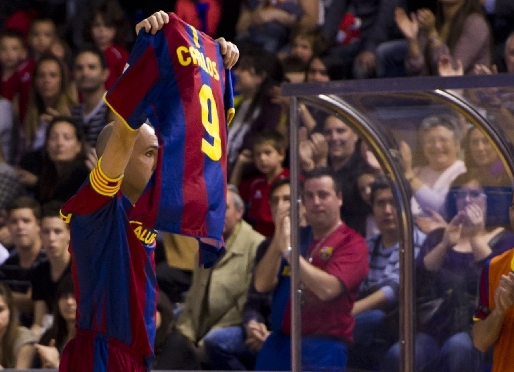 Javi Rodrguez dedicant el seu gol a Carlos. Fotos: lex Caparrs-FCB