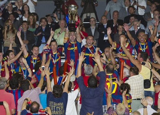 Javi Rodrguez levantando el ttulo de Liga. (Fotos: lex Caparrs - FCB)