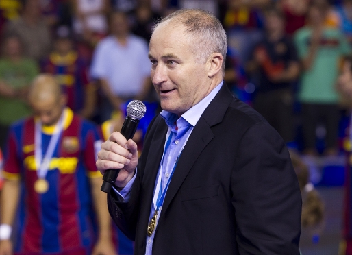 Carmona, dirigint-se a l'afici desprs del partit. Foto: lex Caparrs-FCB