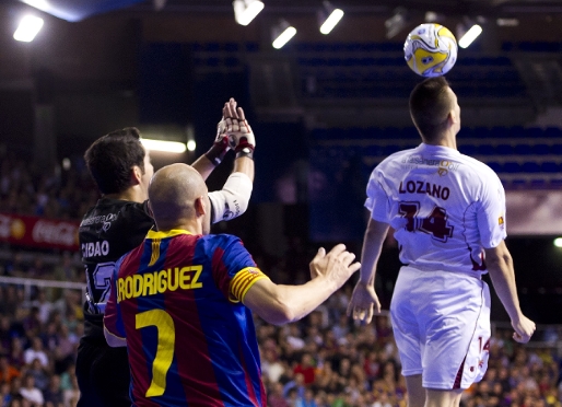 Lozano rechaza un baln por alto ante Javi Rodrguez en una accin de la final de la temporada pasada. Foto: Archivo FCB.