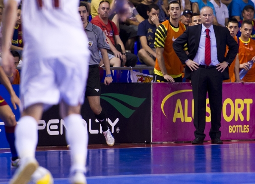 Carmona segueix atentament una acci del partit. Foto: lex Caparrs - FCB.
