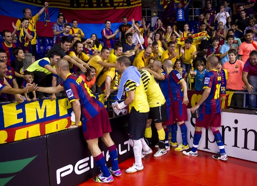 El equipo, saludando a la aficin una vez finalizado el partido. Fotos: lex Caparrs (FCB)