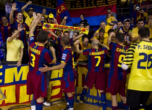 Los jugadores barcelonistas celebran la clasificacin con su aficin. Fotos: lex Caparrs - FCB.