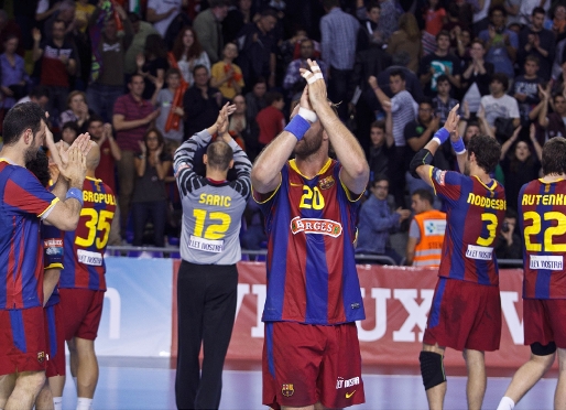 Los jugadores agradecen el apoyo del Palau ante el THW Kiel. Foto: Germn Parga - FCB.