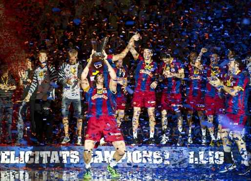 El Bara de balonmano levantando el trofeo de Campen Asobal 10/11. Foto:Archivo-FCB