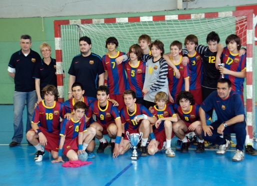 L'infantil, amb el trofeu de campi. (Foto: Handbol Sant Quirze)