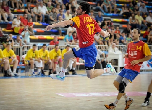 Juann en una accin del partido contra Rumana. Foto: www.rfebm.es