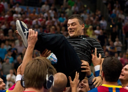 Pascual, manteado por sus jugadores despus de la final. (Fotos: Germn Parga - FCB)