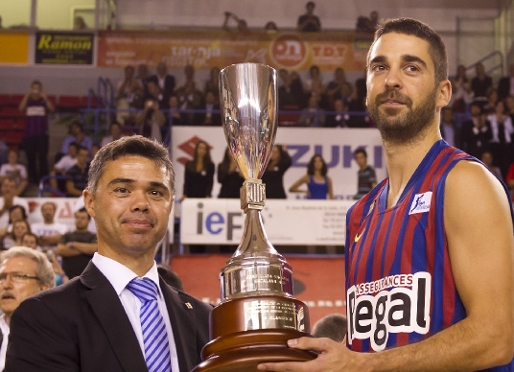 Navarro recoge el ttulo de Liga Catalana de manos de Ivan Tibau. (Foto: lex Caparrs - FCB)