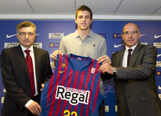 Xavi Rabaseda, el da de su presentacin, acompaado por Joan Creus y Joan Blad. Fotos: Archivo FCB.