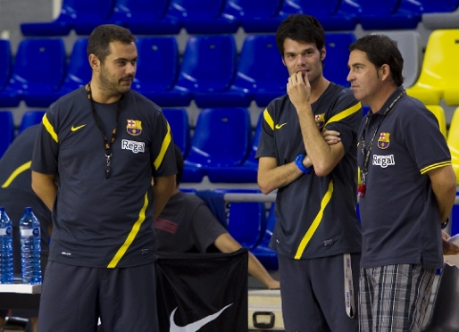 Comenge, entre Pascual y Julbe, durante un entreno esta semana (Foto: lex Caparrs - FCB)