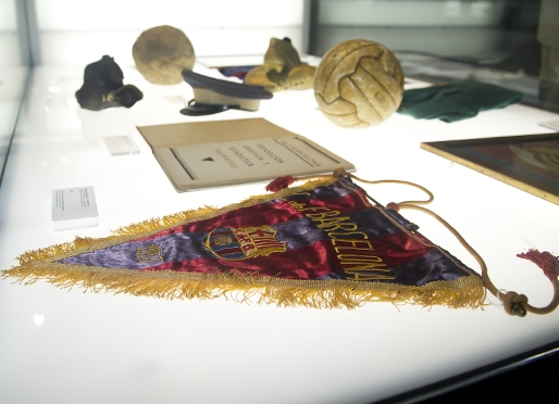 El bandern de 1957 en una de les vitrinas del Museo del FC Barcelona. Foto: Alex Caparrs