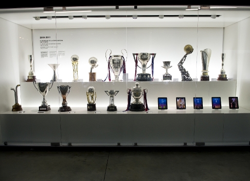 Las 16 copas del curso 2010/2011 expuestas en el Museo del FC Barcelona. Foto: Alex Caparrs.
